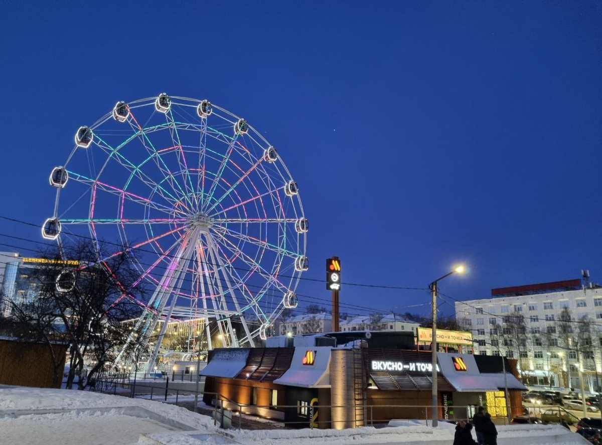 Колесо обозрения у пруда и у цирка 