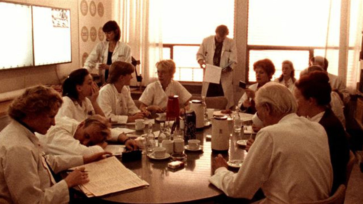 Так выглядит типичная "летучка" врачей в сериале Триера. 