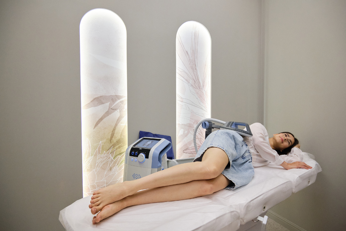на фото: процедура BTL-магнитотерапии в Mineral Spa Clinic
