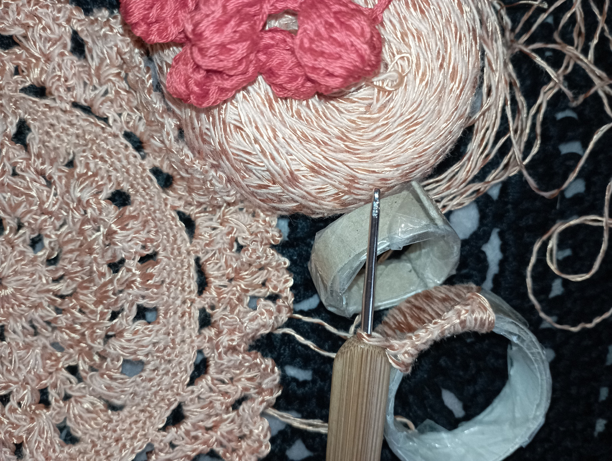 Ажурная салфетка, элементы для будущей шапки девушки-снеговичка