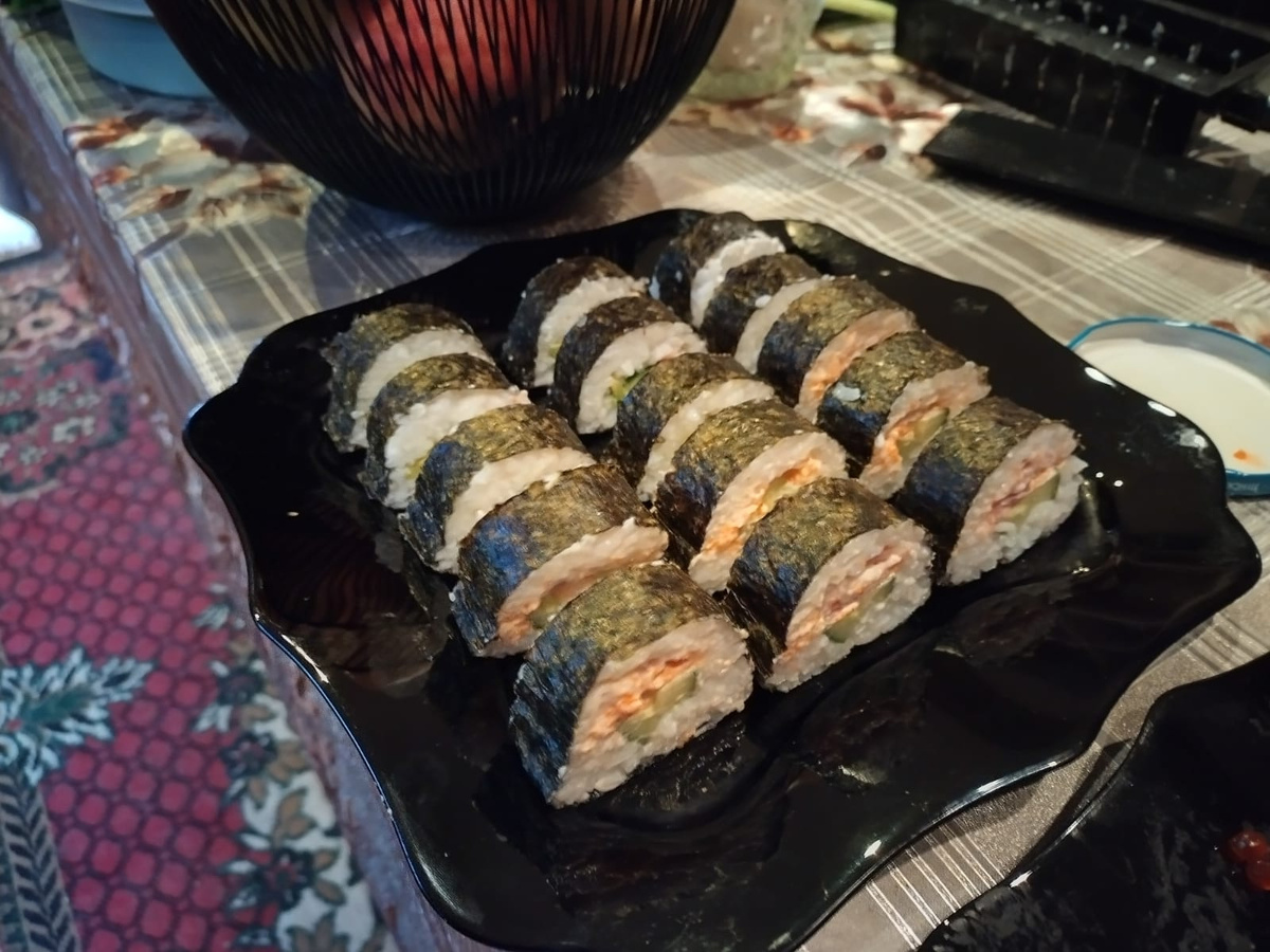 "не судите , это первые суси,которые мы сами делали ". 