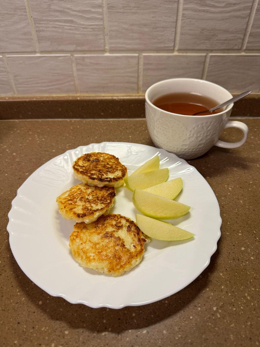 Завтрак : сырники + 1/2 яблока.