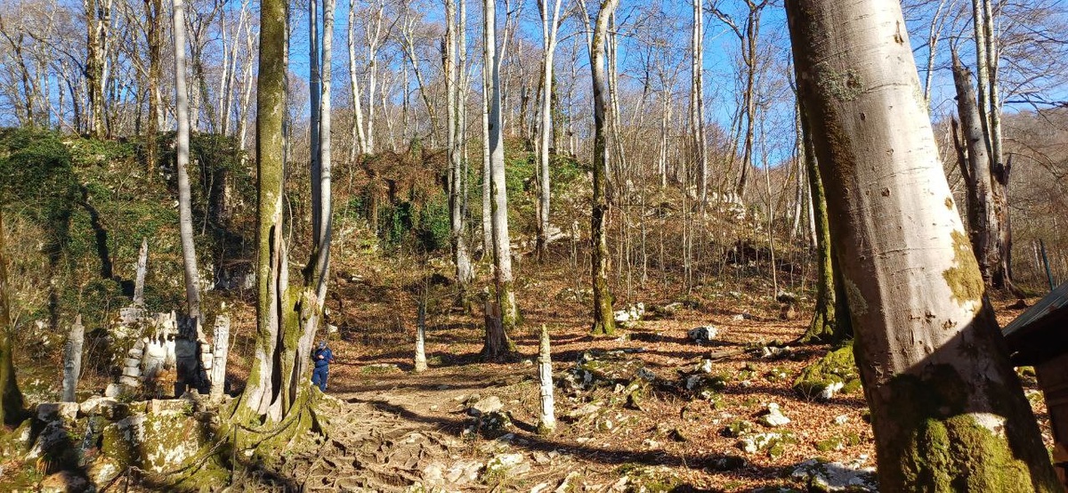 Территория возле кафе.