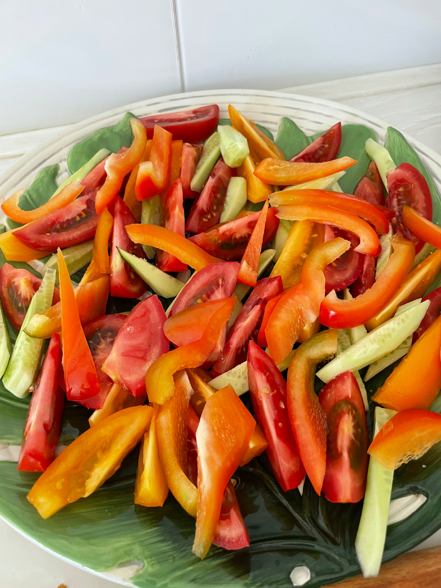 Томаты нарезать дольками и остальные овощи по размеру.