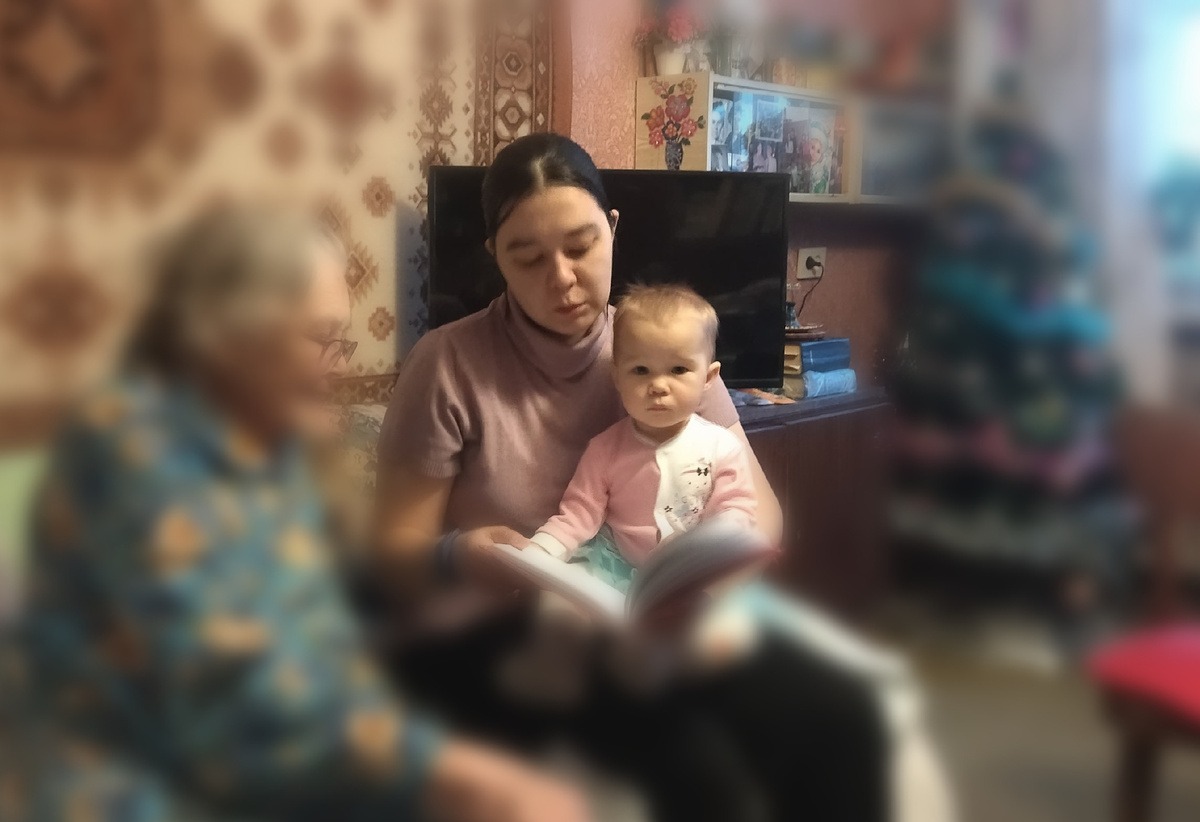 Также слегка заблюрю бабушку, оставив нас с дочкой