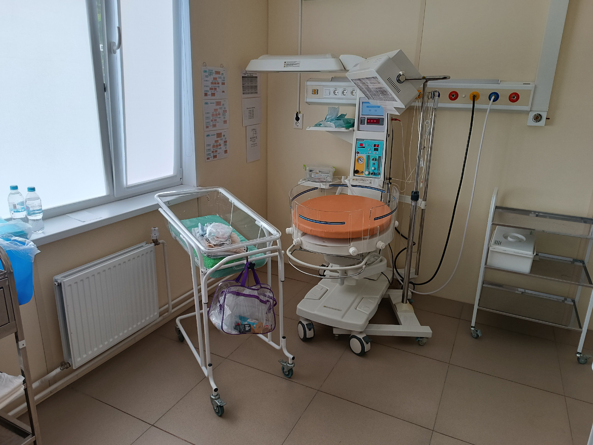 Это стоит каталочка с детскими вещами , готовая принять в этот мир нового человечка 