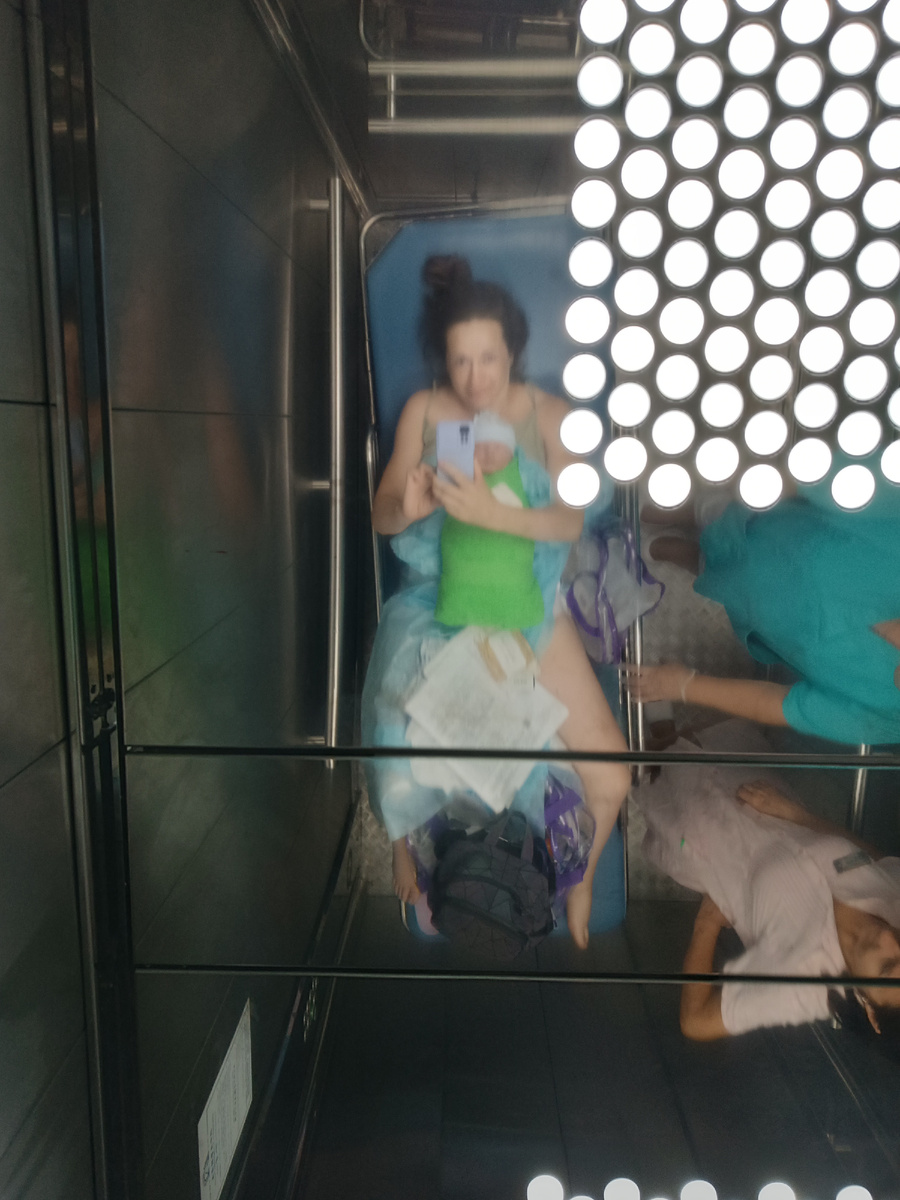 Это нас везут с вещами в лифте на "послеродовой" этаж 