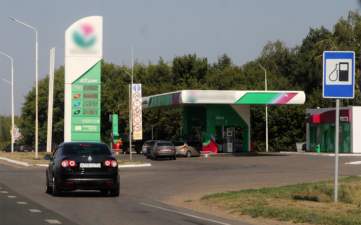 Zamir Usmanov / Global Look Press📷При движении по территории АЗС необходимо руководствоваться требованиями разметки (при наличии) и дорожных знаков