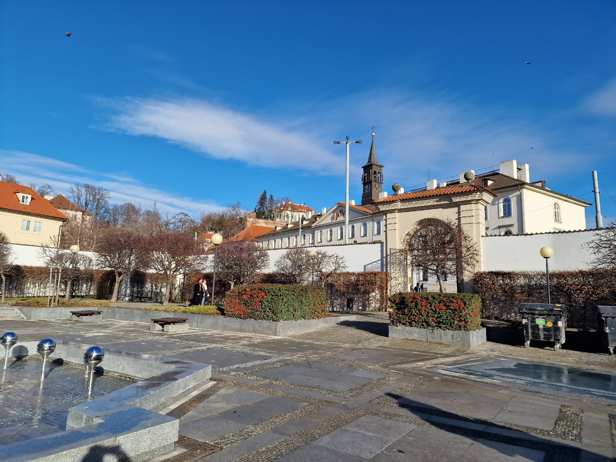 фото автора: вышла из метро Малостранска, а на улице не январь, а вообще как будто весна