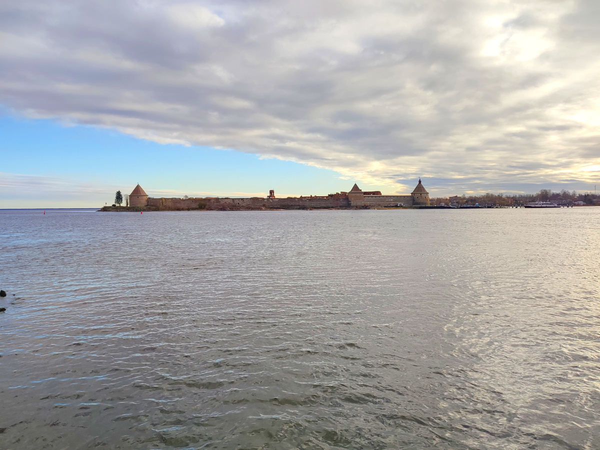 Крепость Орешек с причала. 