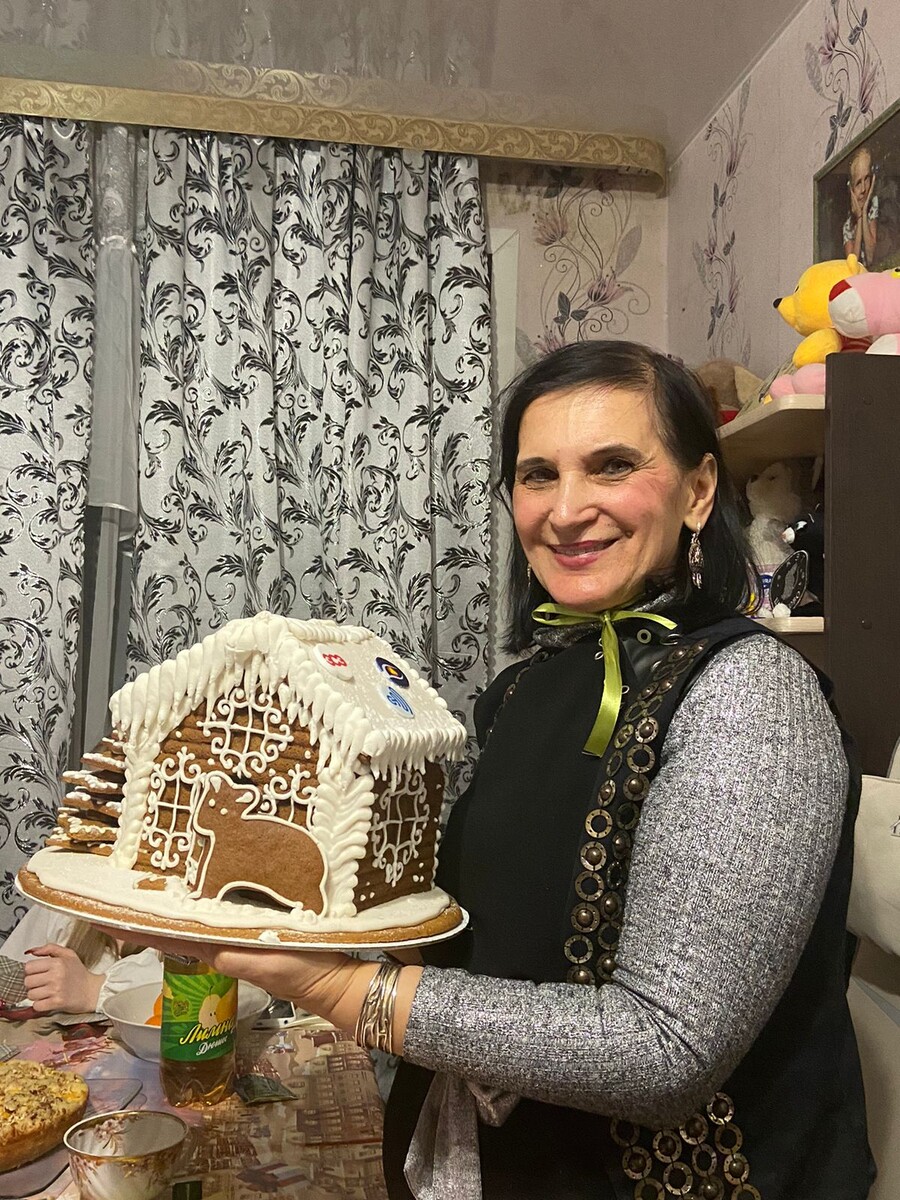 Татьяна Михайловна с пряничным тортиком в виде дома. 