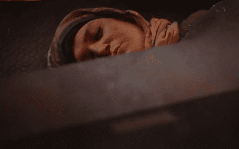 Подпишись на нас в Дзене ставь лайк этой новости и будь в курсе всех свежих новостей турецких сериалов.📷Сюжеты, показанные в анонсе 83-го эпизода, сбили с толку зрителей. Хотя присутствие семьи Гёркем допускает то, что некоторые персонажи могут уйти из сериала из-за трагедии, известно, что один из них точно попрощается с проектом. Тем не менее, судьба Ниляй остается под вопросом.📷
В социальных сетях появились слухи о том, что героиня, сыгранная Фейзой Дживелек, действительно умирает и покидает популярный проект.Недавно актриса подметила на одном из мероприятий: «Финал будет неожиданным и шокирующим для всех. Это то, что взбудоражит всю Турцию»📷
Взрыв на новогоднем ужине стал настоящей сенсацией. Известно, что в результате трагедии погибли четыре человека, а девять были ранены. В трейлере к 83-й серии зрители обратили внимание на мать Ниляй и крики Мустафы, что только подогрело их интерес к тому, выживет ли этот персонаж.Поклонники с нетерпением ожидают новый эпизод сериала «Клюквенный щербет», который выйдет вечером в пятницу, 10 января. Судя по фрагментам к серии, эпизод будет очень волнительным, наполненным переживаниями за героев.📷
