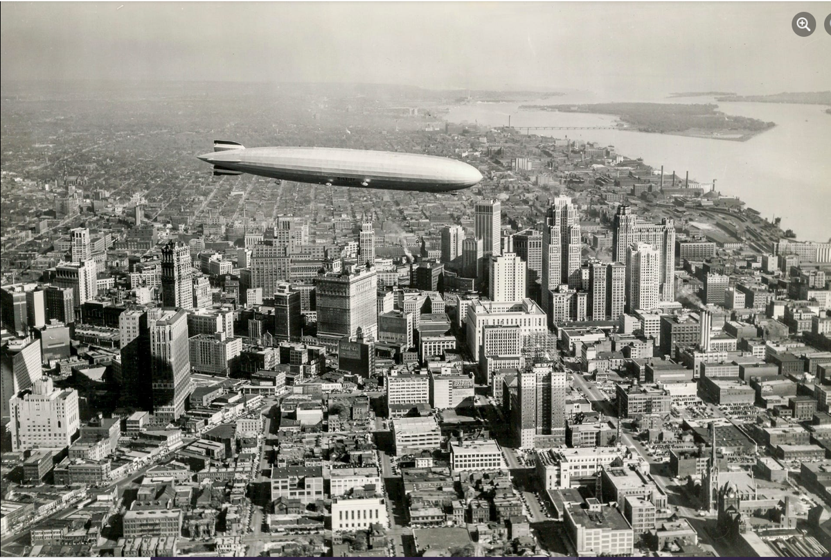 Один из самых крупных дирижаблей в истории — немецкий Graf Zeppelin, построенный в 1928 году — летит с выставки через всю страну. Фото сделано над Детройтом.