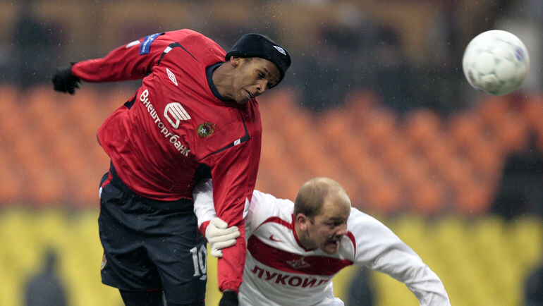 Бразилец Жо вколачивает победный мяч в сетку ворот красно-белых