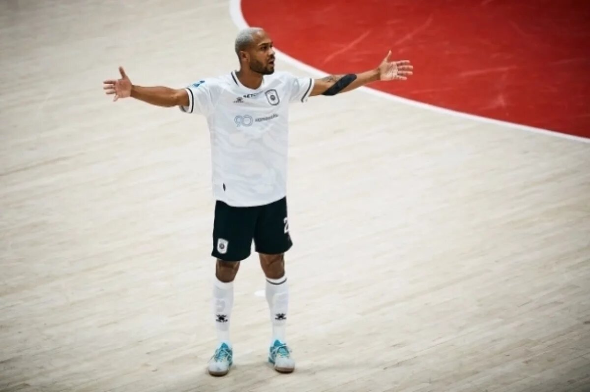    На матче в Новосибирске футболист Нандо ушёл из-за расизма болельщиков