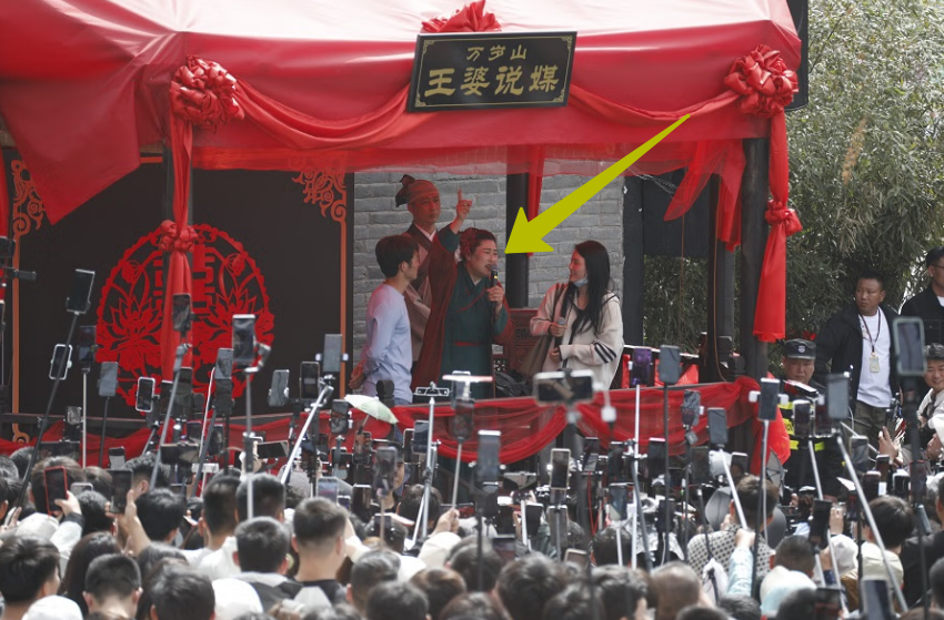 Бойкая китайская тетушка и два бревна может поженить