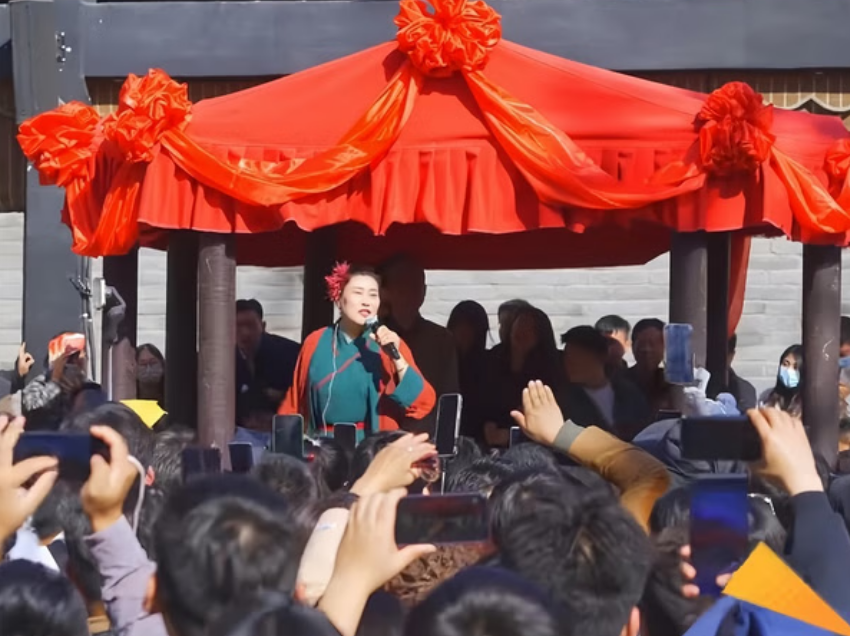 Она одета в традиционном стиле под персонажа из книги