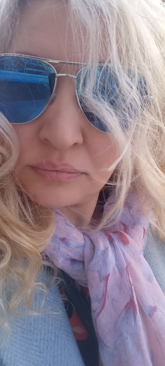 Фото автора. Не буду я в дзене ту мою фотку ставить. Хорошо. Дерзко. Моё. Да и не то, что слишком открытое декольте. Но сама суть, что отправили именно ту фотку, меня слишком напрягла. 