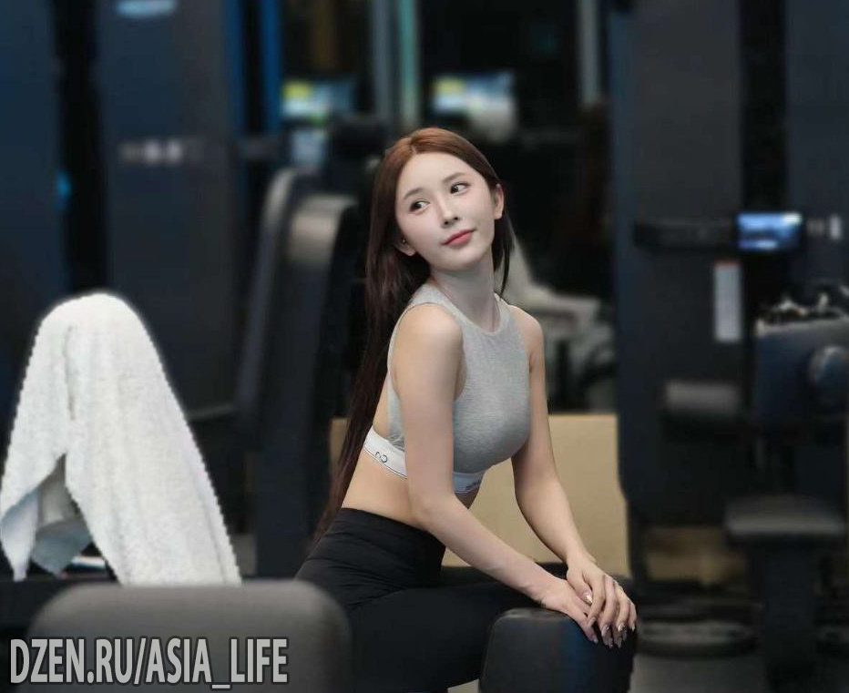 Китаянка в спортзале 