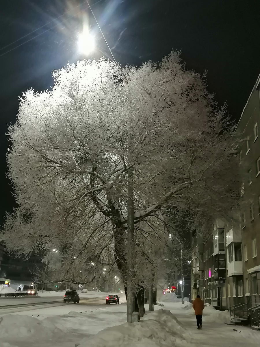 Одна из новогодних ночей. Гуляю в одиночестве по городу