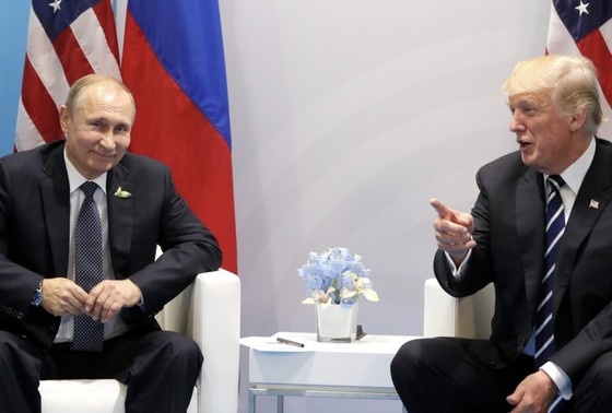    Президент России Владимир Путин с президентом США Дональдом Трампом