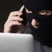 Якутские полицейские задержали в Иркутске двух пособников лжеброкеров, которые выманили у жителей Якутии более 20 миллионов рублей. Об этом сообщает «МВД Медиа».