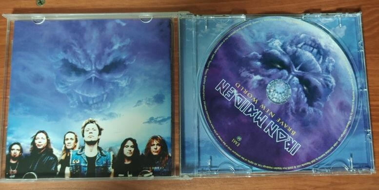 Компакт-диск альбома внутри коробки