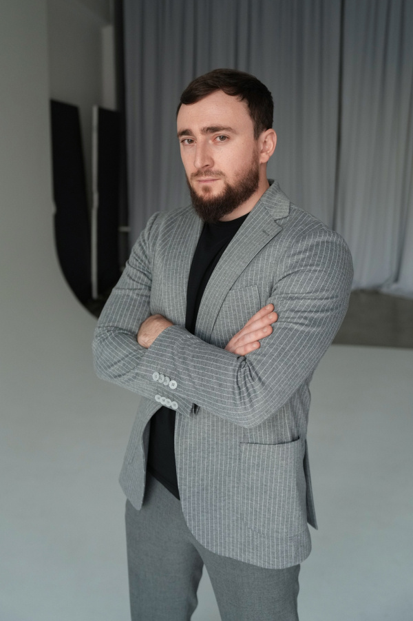    Творческая биография Султана Лагучева с каждым годом пополняется все новыми достижениями