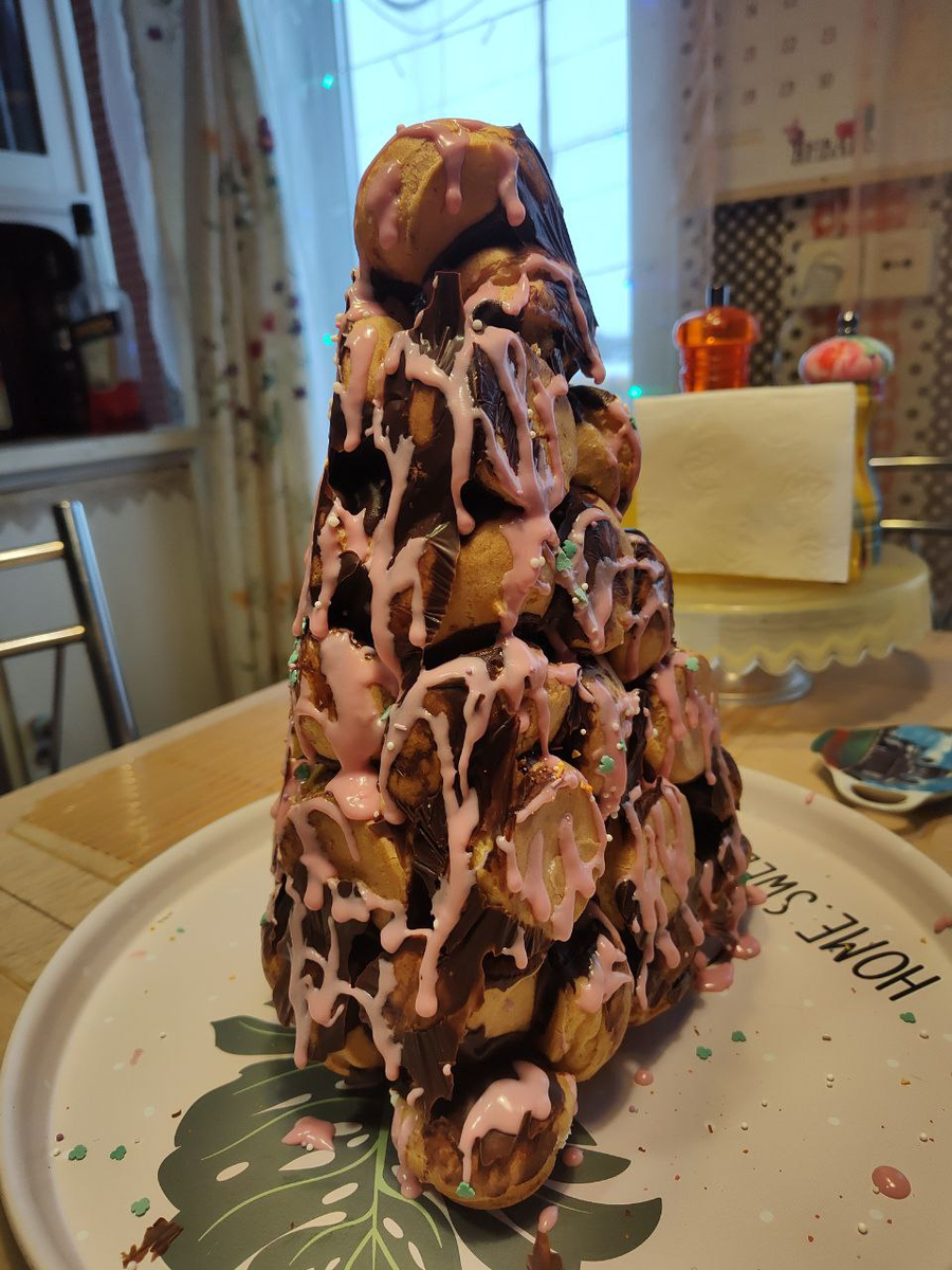 Крокембуш - традиционная "ёлка"-перекус для собирающихся 31 декабря гостей. Фото автора