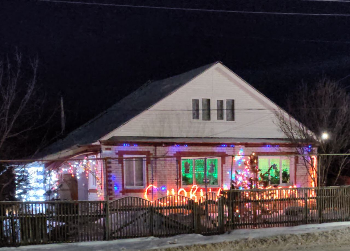 Фото сделано в райцентре. У людей праздник. И у проходящих мимо - тоже. И такой красоты на сельских улицах было много