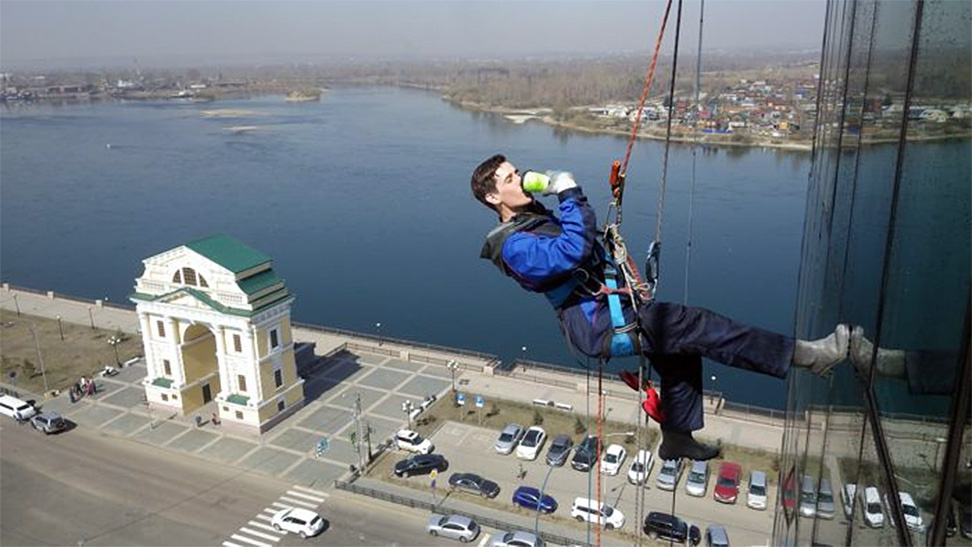Высота для Евгения - профессия. На фото: его дневной кофе на здании Сбербанка в Иркутске