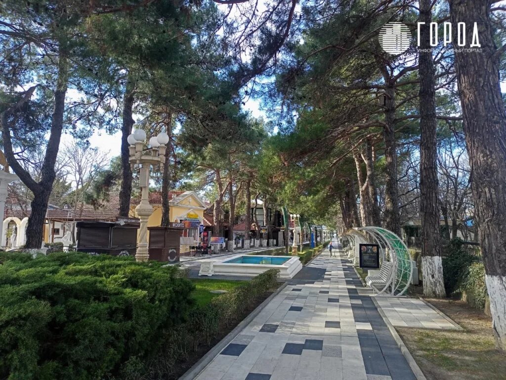 Пустынная аллея в Кабардинке, ведущая к набережной.