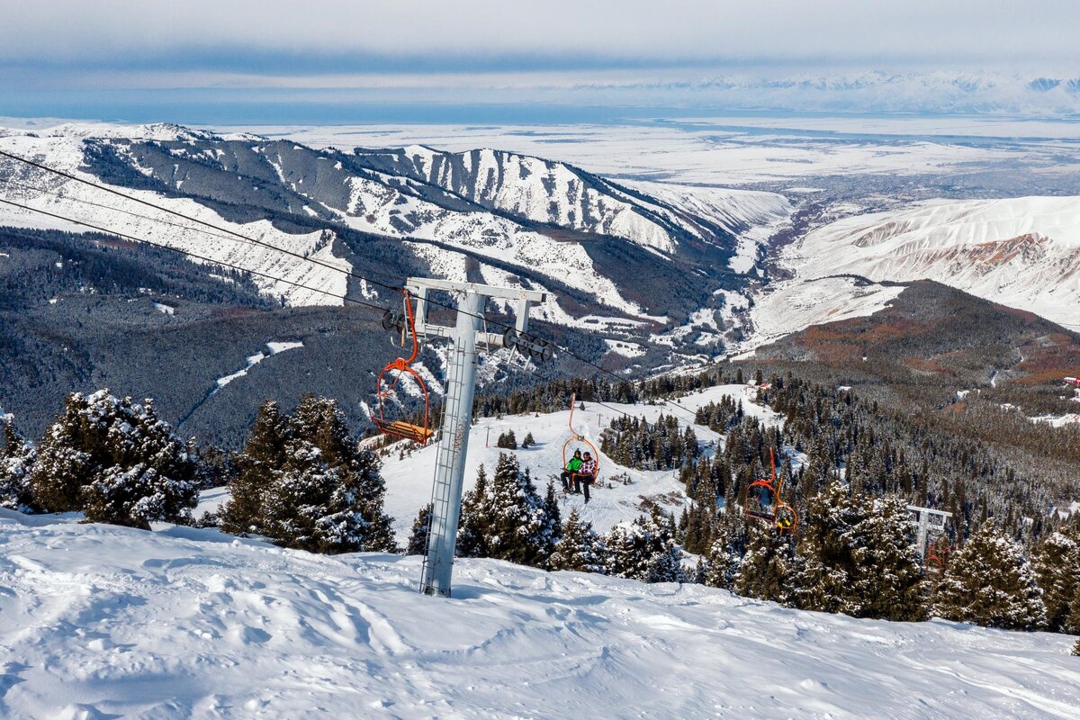 Накачала вам красивых фоток из интернета с Каракольского горнолыжного курорта. Шикарно, правда?