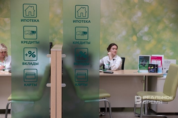 Центробанк в январе — июне сохранял высокую ключевую ставку в 16%, за счет чего поднялись ипотечные ставки. Максим Платонов / realnoevremya.ru