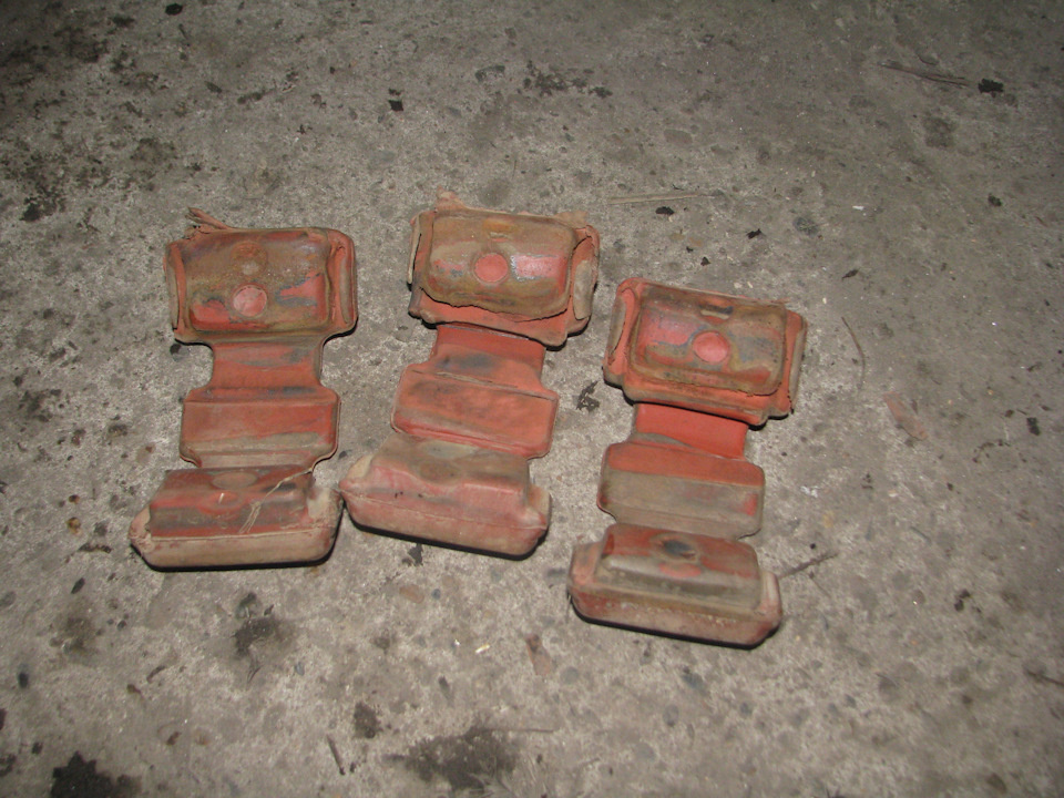 Снял старые резиновые подушки.