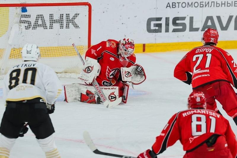    Фото: пресс-служба ХК «Автомобилист»/Владимир Галкин был начеку, но все же пропустил три шайбы