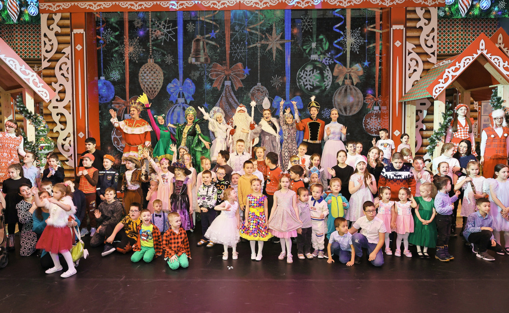    Подопечные благотворительного фонда Сургутнефтегаза побывали на балу Деда Мороза