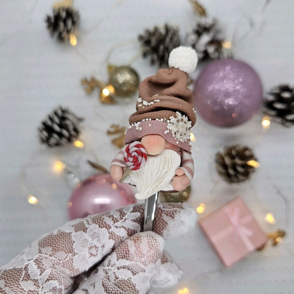 Гном из полимерной глины на вилке. Работа Марии Картавых 