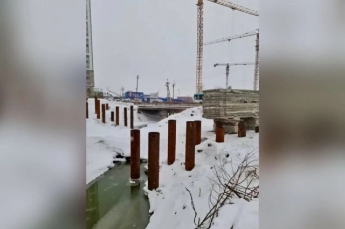    Временный мост через реку 2-я Ельцовка на Сухарной строят в Новосибирске