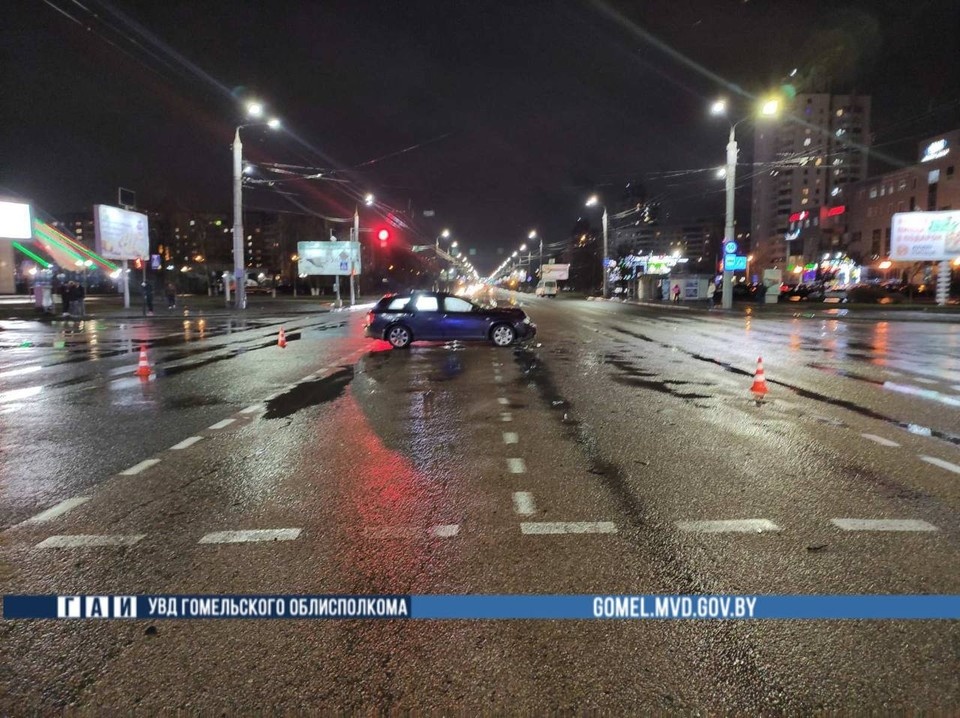    Автомобиль Audi и машина скорой помощи столкнулись в Гомеле. Фото: телеграм-канал УВД Гомельского облисполкома
