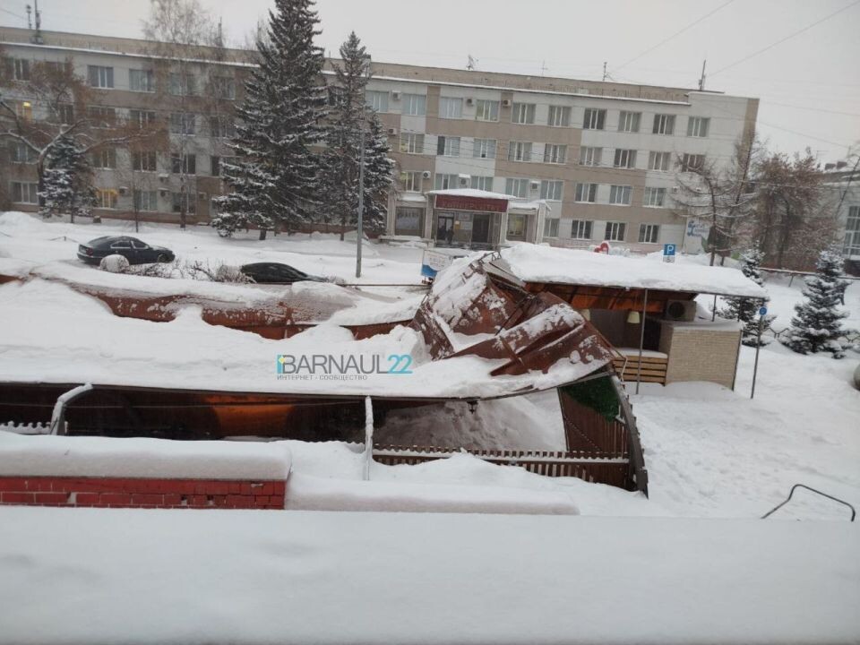    Обвалившаяся крыша на пр. Социалистическом. Источник: t.me/barnaul22official