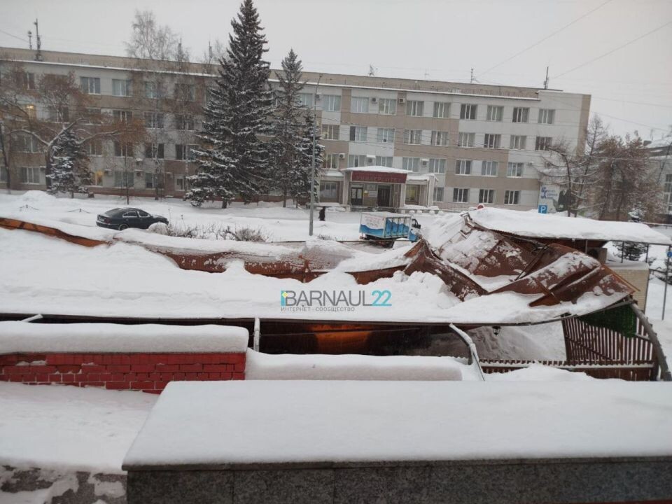    Обвалившаяся крыша на пр. Социалистическом. Источник: t.me/barnaul22official