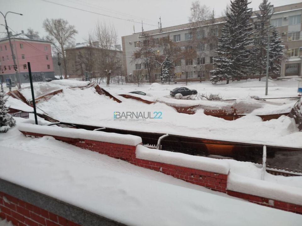    Обвалившаяся крыша на пр. Социалистическом. Источник: t.me/barnaul22official
