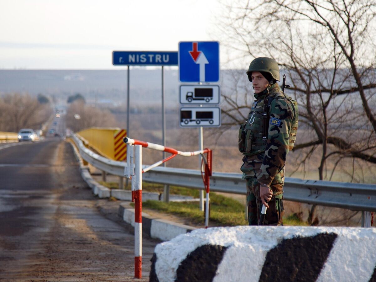 Миротворец ВС Молдавии на КПП в Приднестровье© РИА Новости / Артем Кулекин