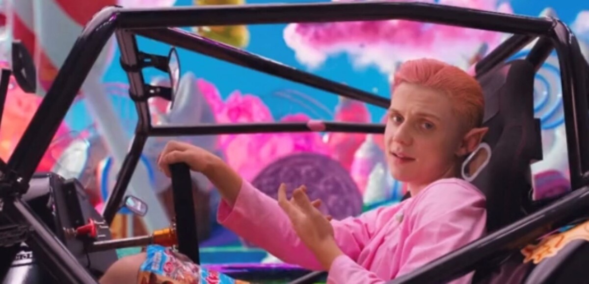 Дмитриенко выступает в образе парня с эльфийскими ушами и розовыми волосами.  Фото: Фото предоставлено пресс-службой ТНТ