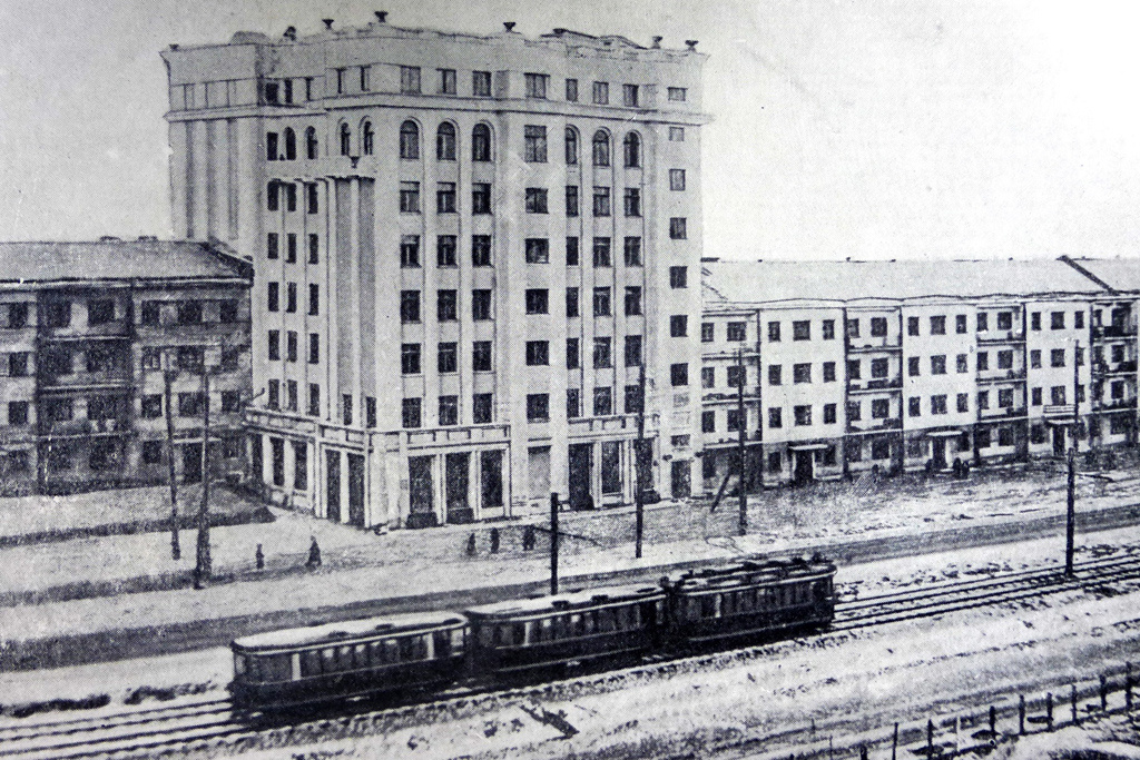 Разные поколения трамвайных вагонов в Магнитогорске