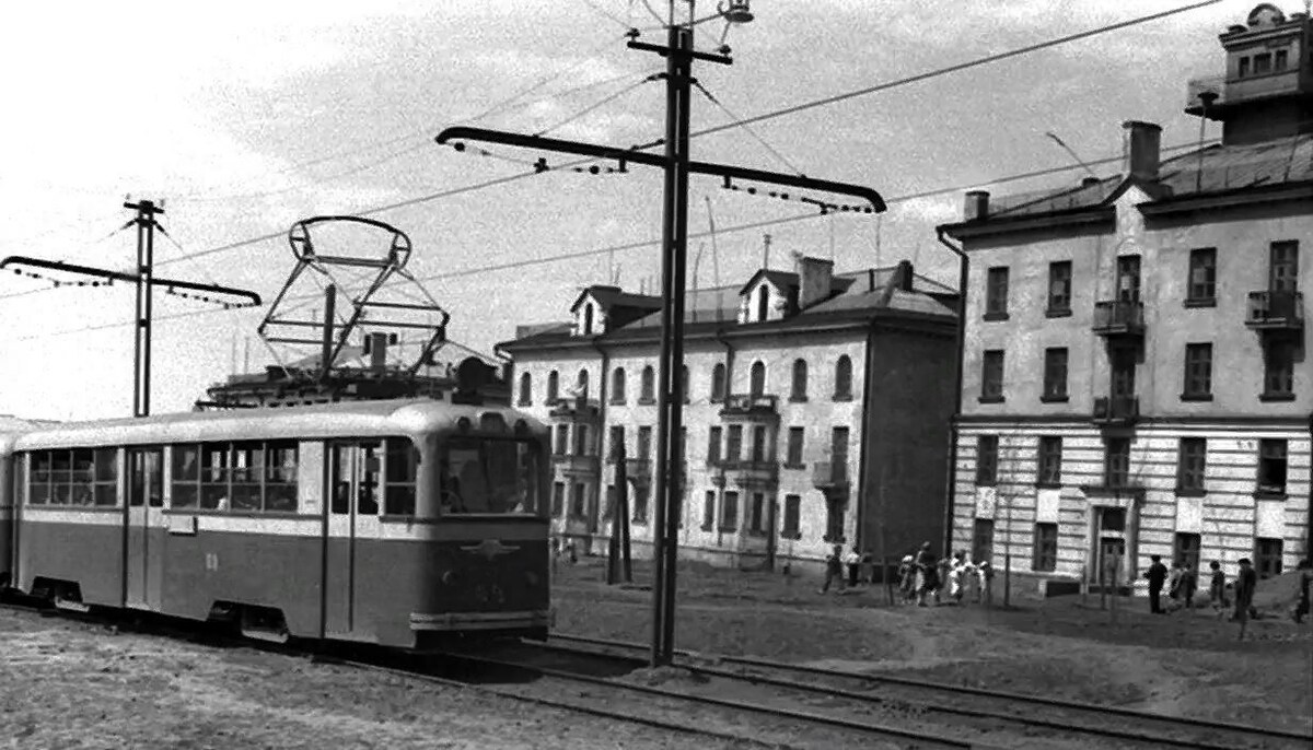 Разные поколения трамвайных вагонов в Магнитогорске