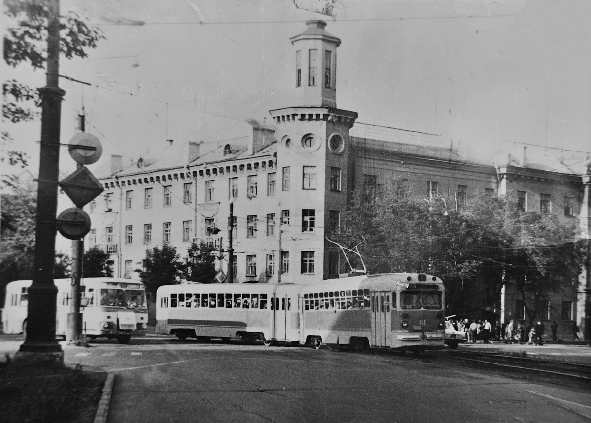 Разные поколения трамвайных вагонов в Магнитогорске