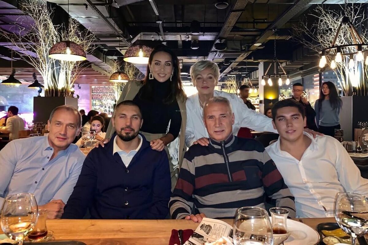    Певица Алсу с семьей Социальные сети