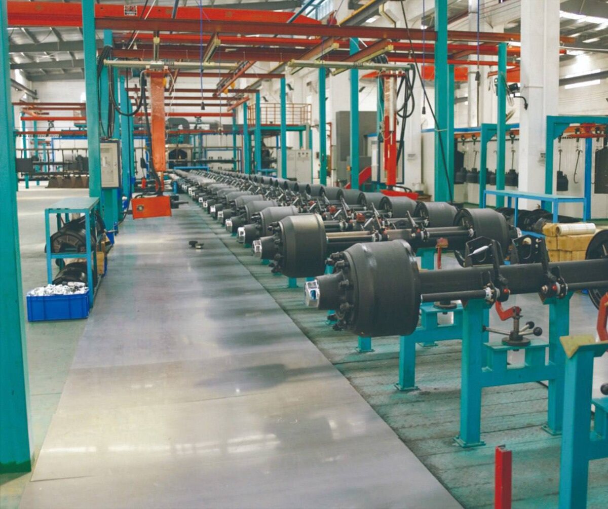 © Huajing / с сайта Министерства инвестиций, промышленности и науки Московской области / mii.mosreg.ru (Производственные линии оснастят современным оборудованием с ЧПУ. Компания Huajing известна в частности тем, что одной из первых начала производить цельнокованую балку для оси, применив для этого метод горячего обжима с обоих концов заготовки. Подобная технология позволяет увеличить толщину стенки в ступичном узле там, где нагрузка наиболее высока)
